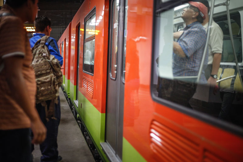 Se puede ir sin mascarilla en el metro