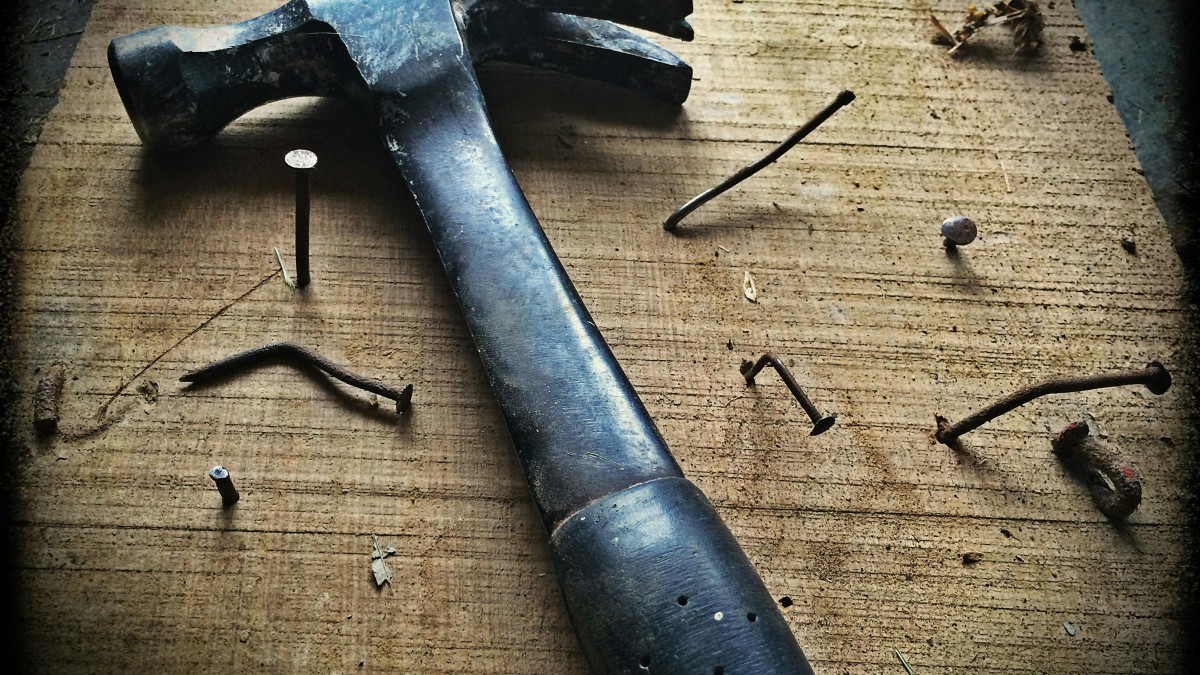 https://www.pexels.com/photo/black-claw-hammer-on-brown-wooden-plank-209235/